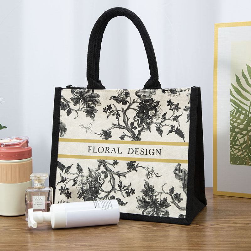 Perché le borse tote stanno diventando l'accessorio indispensabile per i consumatori moderni?