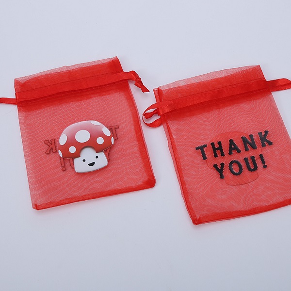 Come realizzare una borsa con cordoncino in organza dall'aspetto elegante e professionale